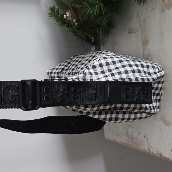 BAGGU Medium Crescent Bag In Black And White Gingham - Picture 5 of 10